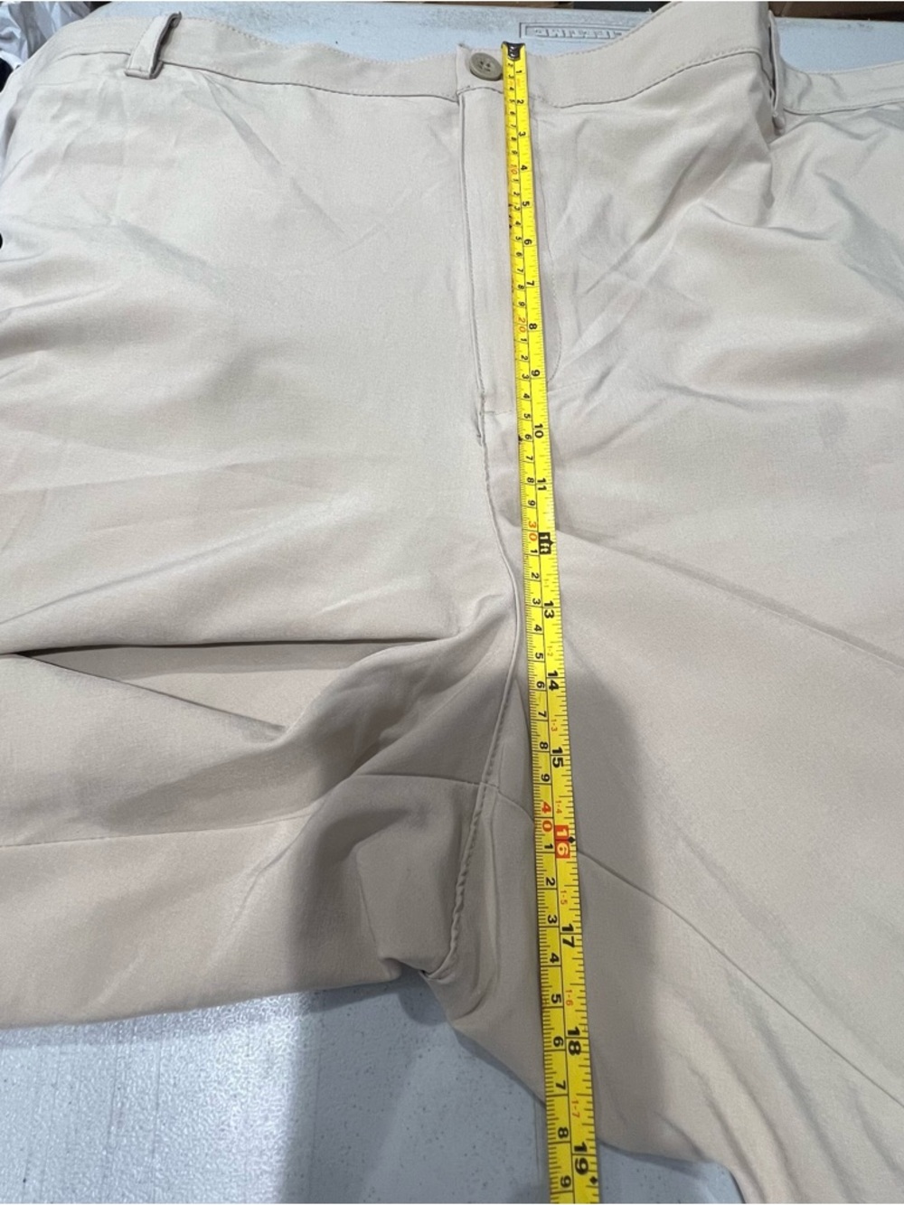 IZOD Mens Golf Swing Flex Cargo Shorts Size 54 Khaki Beige Moisture Wicking - Picture 11 of 12
